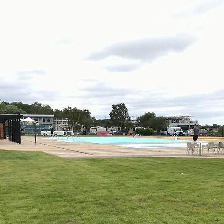 Muscovy Lodge With Hot Tub At Tattershall Lakes Country Park Екстериор снимка