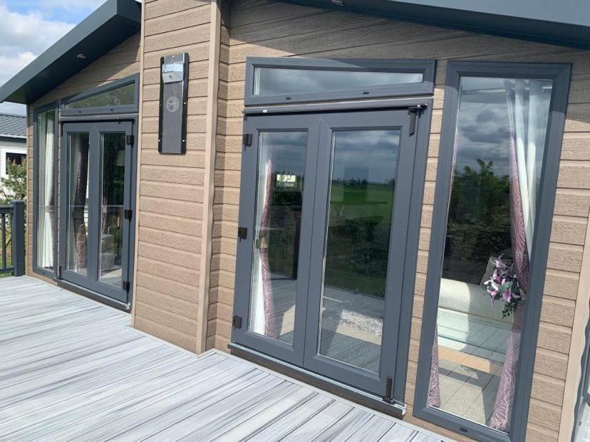 Muscovy Lodge With Hot Tub At Tattershall Lakes Country Park Екстериор снимка